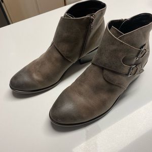 Like NEW AEROSOLES size 11